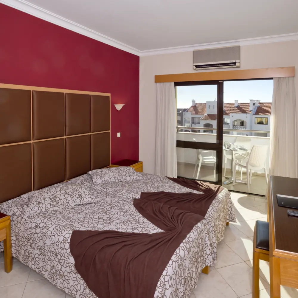 Une chambre avec balcon à l'hôtel Paladim & Alagoa Mar à Albufeira au Portugal