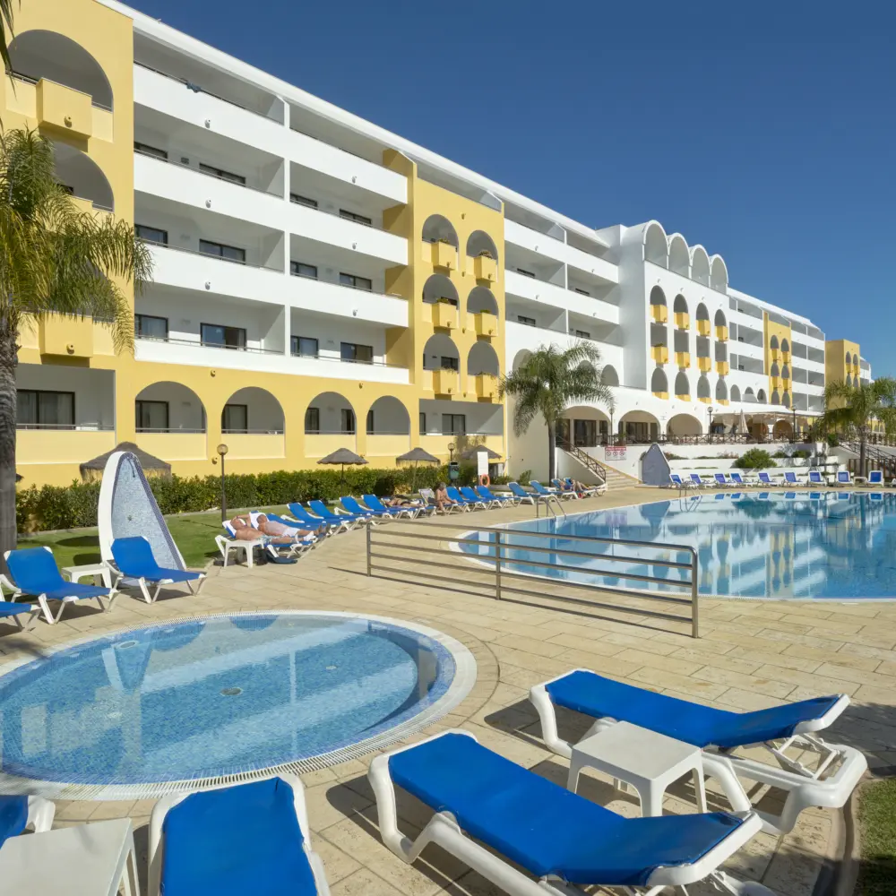 Deux piscines au bord de l'hôtel Paladim & Alagoa Mar à Albufeira au Portugal