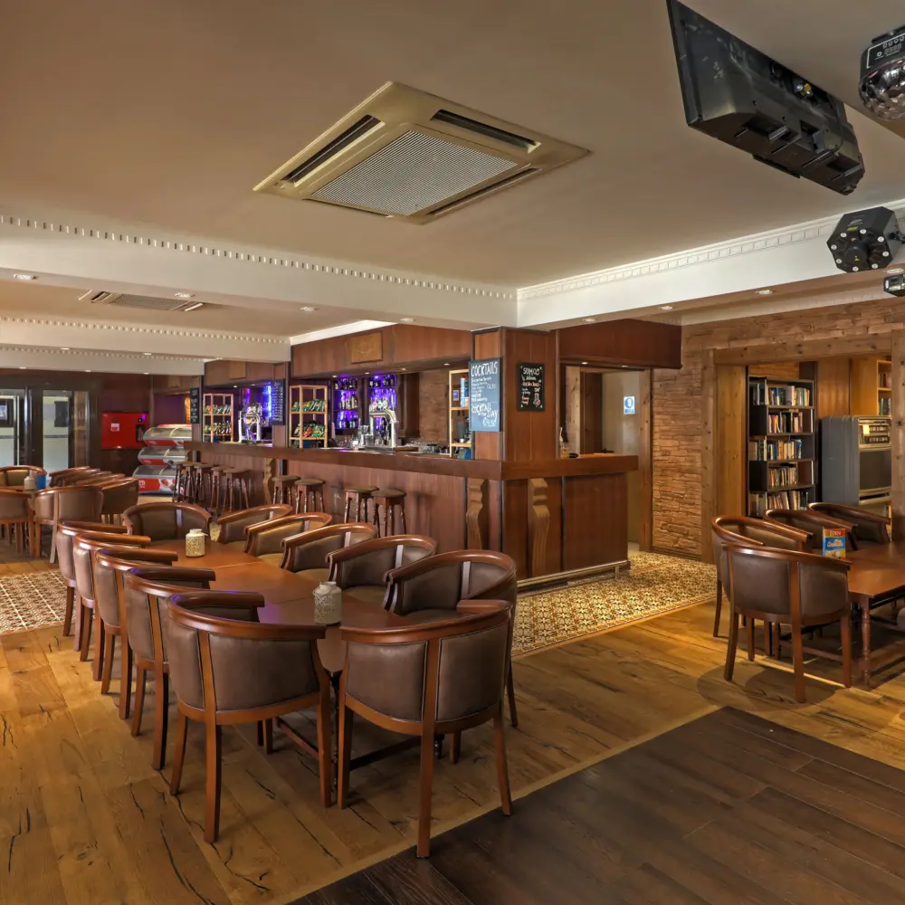 Un bar au décor de bois à l'hôtel Paladim & Alagoa Mar à Albufeira au Portugal