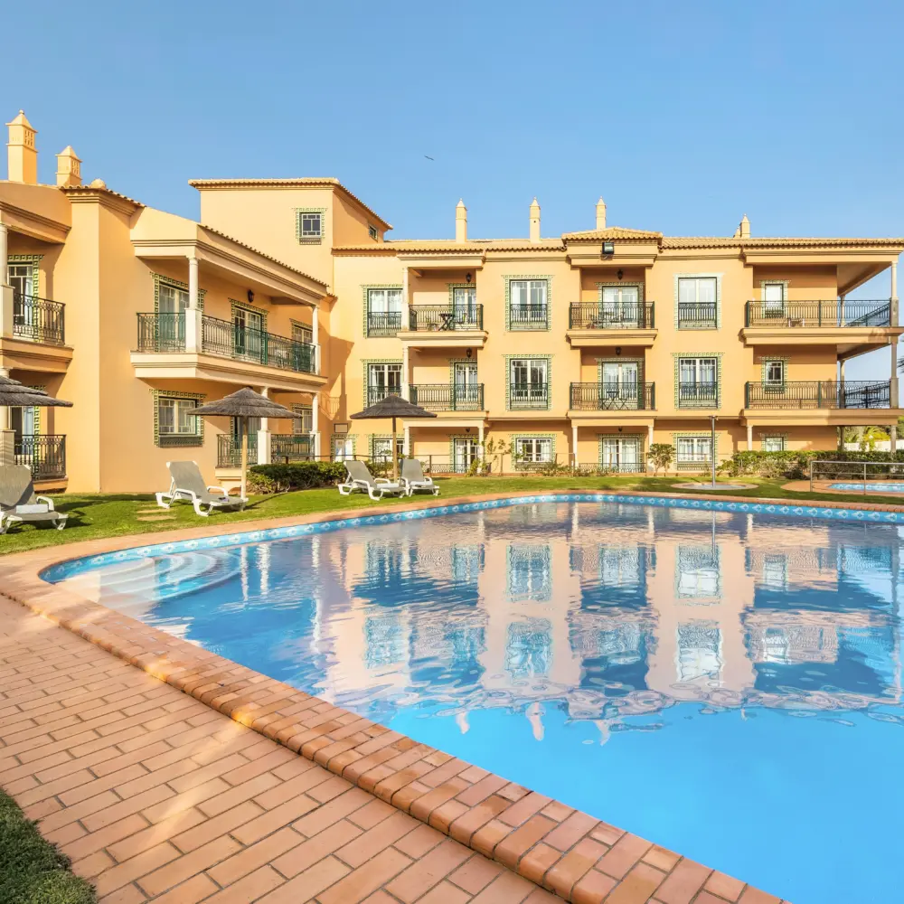 Une piscine et l'hôtel Quinta Pedra dos Bicos à Albufeira au Portugal
