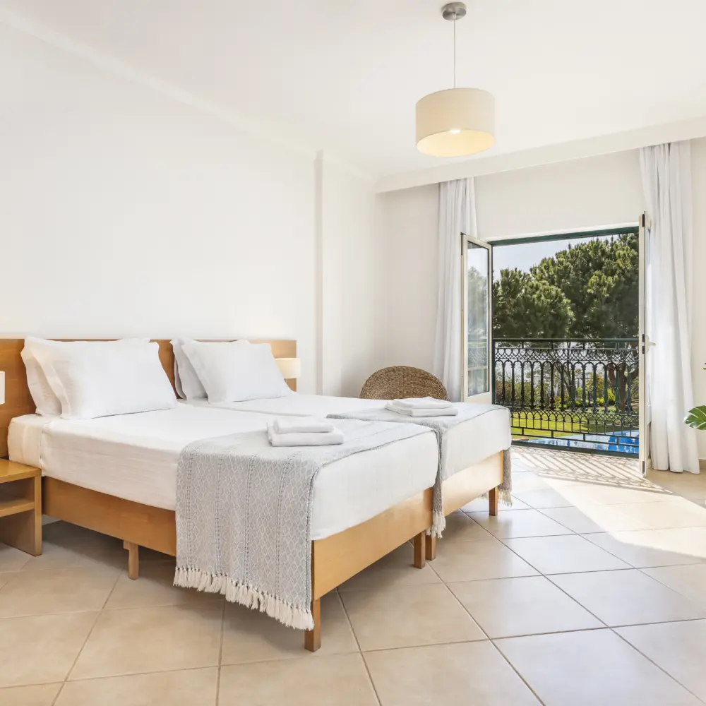 Une chambre avec vue sur la piscine de l'hôtel Quinta Pedra dos Bicos à Albufeira au Portugal