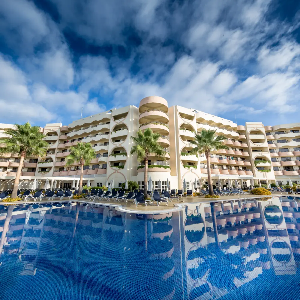 Une piscine avec en arrière-plan l'hôtel Vila Gale Cerro Alagoa à Albufeira au Portugal
