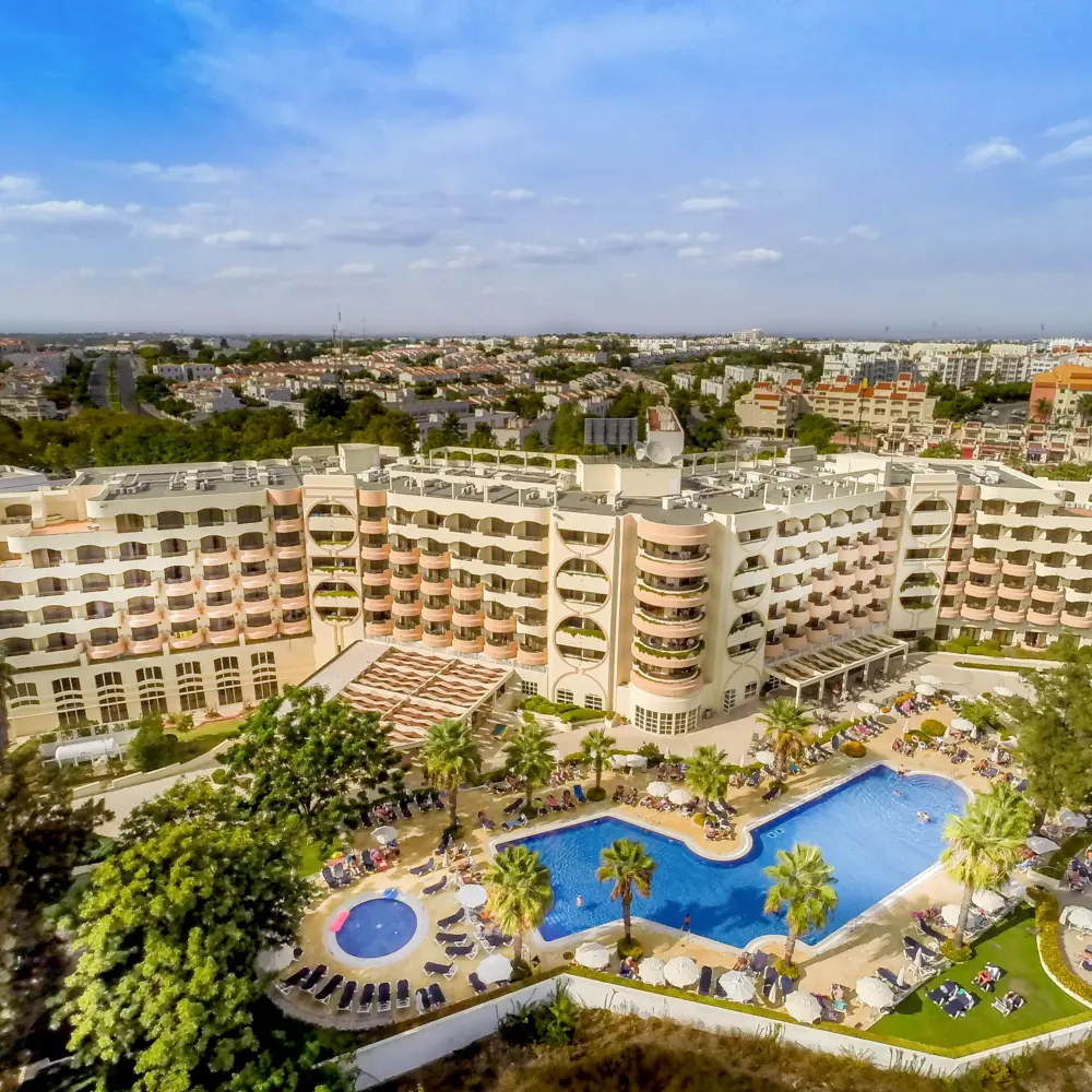 Vue aérienne sur l'hôtel Vila Gale Cerro Alagoa à Albufeira au Portugal